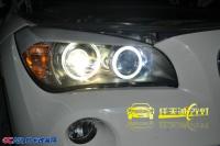 宝马X1升级高配大灯总成 原厂宝马白色光导天使眼,欧卡改装网,汽车改装