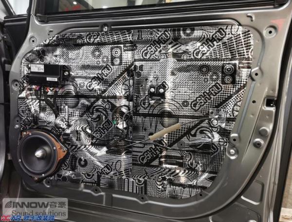 先使用俄罗斯STP 小炸弹减震板对埃安V plus的门板进行止振处理