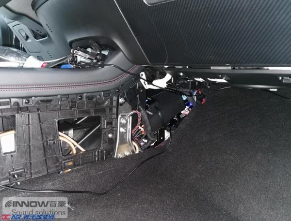 德国彩虹PA-400音频处理器安装在仪表台下方