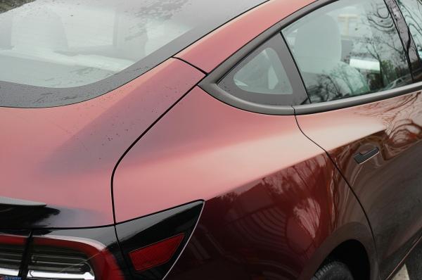 特斯拉Model 3贴流光黑魅红车身改色膜细节展示