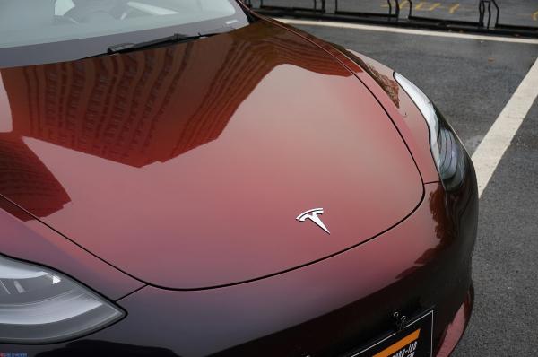 特斯拉Model 3贴流光黑魅红车身改色膜
