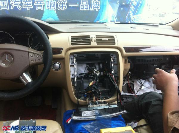 欧卡改装网,改装案例,奔驰R350原车屏升级